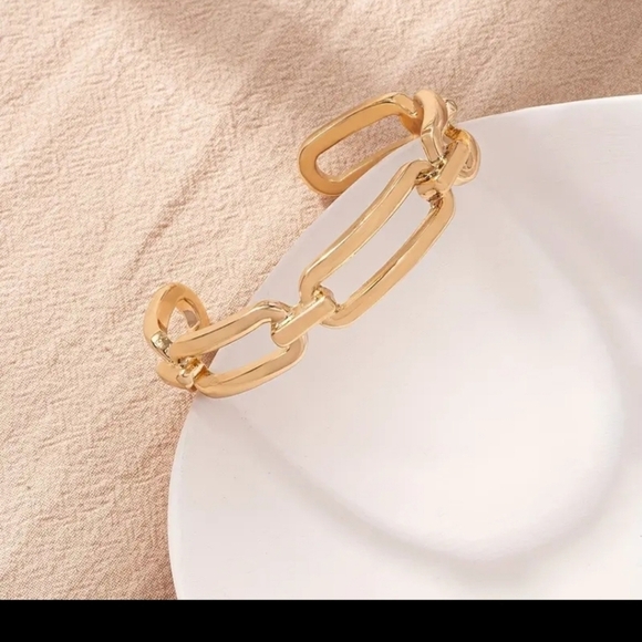 🆕️ Geometric Paperclip Design Bangle Gold Plated Bracelet. - Picture 5 of 7